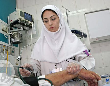 پرستار در حال ارائه خدمات درمانی در بیمارستان