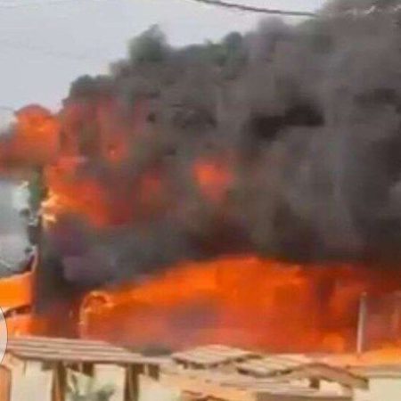 تصویر دود غلیظ ناشی از انفجار در پایگاه ارتش اسرائیل در نقب اشغالی