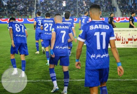 تیم استقلال در حال ورود به زمین؛ تصویر آرشیوی مرتبط با نیاز استقلال به مهاجم ششدانگ در نقل و انتقالات