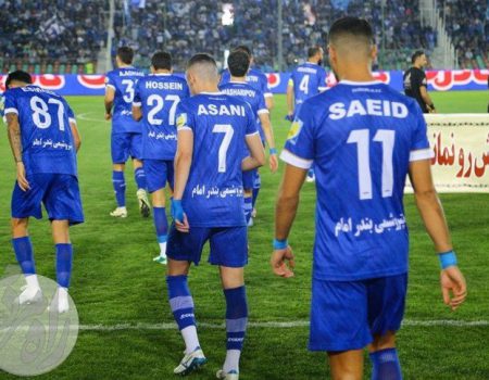 تیم استقلال در حال ورود به زمین؛ تصویر آرشیوی مرتبط با نیاز استقلال به مهاجم ششدانگ در نقل و انتقالات