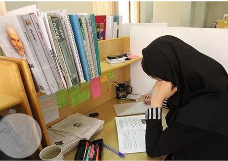 تصویری از دانش‌آموزان در حال مطالعه برای کنکور و چالش‌های رتبه‌های برتر