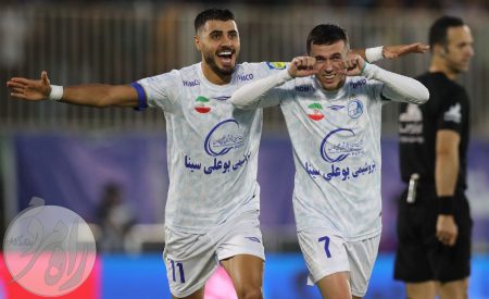شادی گل بازیکنان در یک مسابقه از لیگ برتر فوتبال ایران