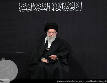 تصویر رهبر شهید انقلاب اسلامی در مراسم عزاداری حضرت فاطمه زهرا سلام‌الله‌علیها