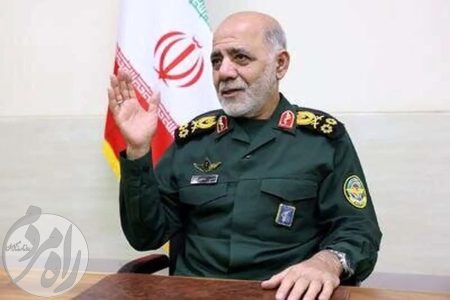 سرلشکر خلبان علی عبداللهی، فرمانده قرارگاه مرکزی حضرت خاتم‌الانبیا (ص) در حال سخنرانی.
