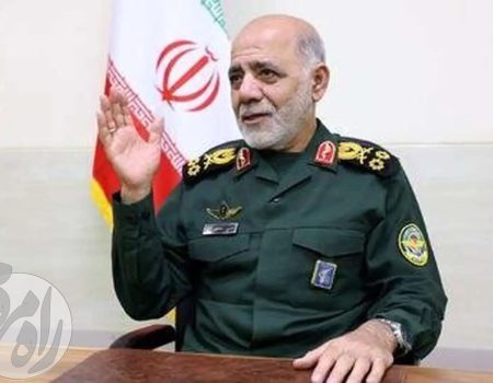 سرلشکر خلبان علی عبداللهی، فرمانده قرارگاه مرکزی حضرت خاتم‌الانبیا (ص) در حال سخنرانی.