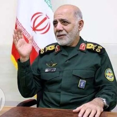 سرلشکر خلبان علی عبداللهی، فرمانده قرارگاه مرکزی حضرت خاتم‌الانبیا (ص) در حال سخنرانی.