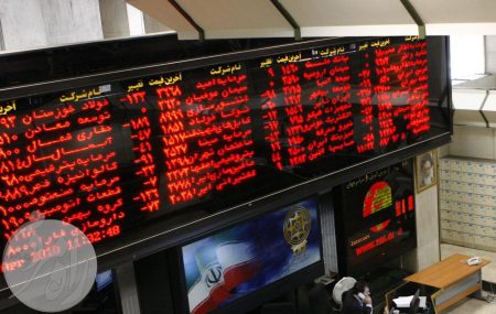 تابلوی دیجیتال بورس و نمایش افت شاخص کل و شاخص هم‌وزن در تالار معاملات