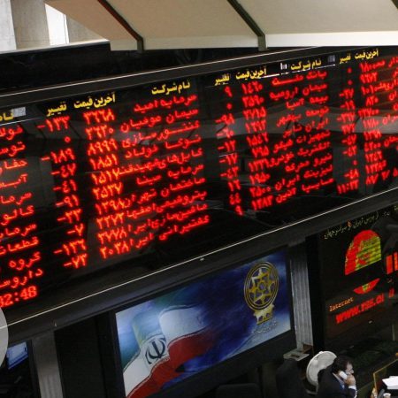 تابلوی دیجیتال بورس و نمایش افت شاخص کل و شاخص هم‌وزن در تالار معاملات