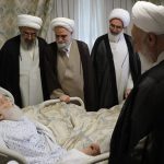 نمایندگان مقام معظم رهبری در حال عیادت و بررسی وضعیت درمانی حضرت آیت‌الله نوری همدانی در بیمارستان.