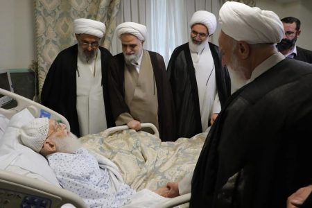 نمایندگان مقام معظم رهبری در حال عیادت و بررسی وضعیت درمانی حضرت آیت‌الله نوری همدانی در بیمارستان.
