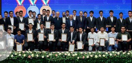 دانش‌آموزان نخبگان ایرانی و مدال‌آوران المپیادهای علمی جهانی در کنار مسئولان باشگاه دانش‌پژوهان جوان
