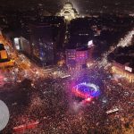 جشن شهروندان صربستان در خیابان‌های بلگراد پس از اعلام پیروزی ائتلاف دانشجویان در انتخابات پارلمانی