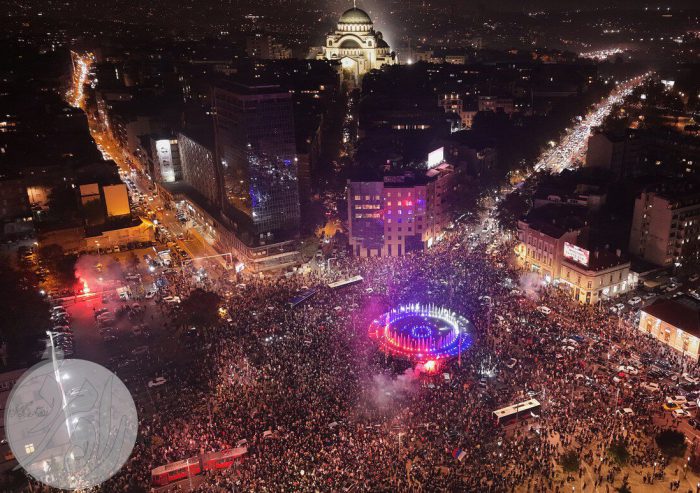 جشن شهروندان صربستان در خیابان‌های بلگراد پس از اعلام پیروزی ائتلاف دانشجویان در انتخابات پارلمانی