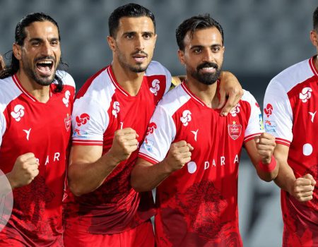 تصویر جشن گل بازیکنان پرسپولیس در استادیوم آزادی پس از گلزنی برابر صنعت نفت