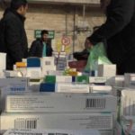 ماموران سازمان غذا و دارو در حال بررسی محموله کالاهای سلامت‌محور قاچاق در تهران