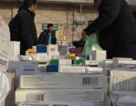 ماموران سازمان غذا و دارو در حال بررسی محموله کالاهای سلامت‌محور قاچاق در تهران