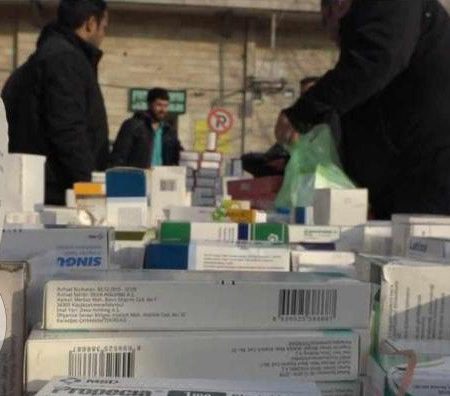 ماموران سازمان غذا و دارو در حال بررسی محموله کالاهای سلامت‌محور قاچاق در تهران