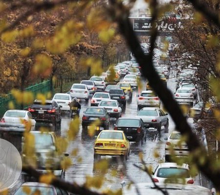 بارش باران در خیابان شهری هم‌زمان با موج جدید بارندگی در استان‌های ایران