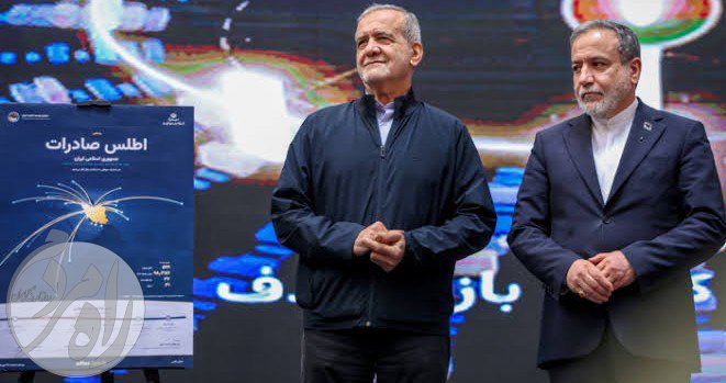 سیدعباس عراقچی وزیر امور خارجه ایران در همایش روز ملی صادرات به همراه رئیس جمهور