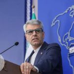 اسماعیل بقایی سخنگوی وزارت امور خارجه در حال سخنرانی در نشست خبری هفتگی