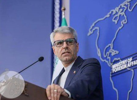 اسماعیل بقایی سخنگوی وزارت امور خارجه در حال سخنرانی در نشست خبری هفتگی
