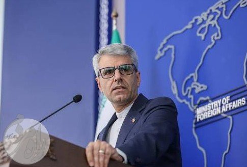 اسماعیل بقایی سخنگوی وزارت امور خارجه در حال سخنرانی در نشست خبری هفتگی