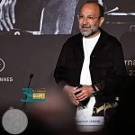 اصغر فرهادی در نشست جشنواره فیلم ریو در حال نقد سینمای هالیوود و ادعاهای سیاسی آمریکا.