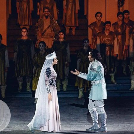 نمای از اجرای کنسرت‌نمایش سیاوش به کارگردانی حسین پارسایی در فضای باز