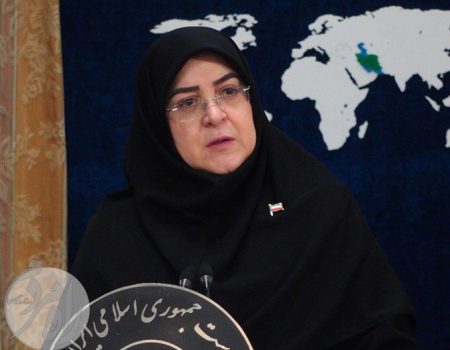 فاطمه مهاجرانی سخنگوی دولت در حال ارائه جزئیات برنامه‌های اقتصادی و معیشتی دولت در نشست خبری