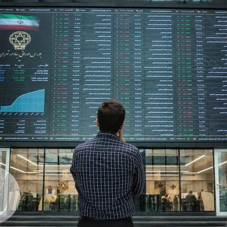 تابلوی نمایش معاملات و شاخص‌های بورس اوراق بهادار تهران در جریان معاملات روزانه.
