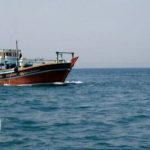شناوری در وسط دریا و قایقی که برای کمک آمده است تصویری مرتبط با خبر بازگشت ملوانان ایرانی